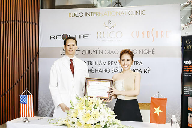 CEO Trâm Nguyễn trong lễ chuyển giao công nghệ điều trị nám Detox Laser Extra chính hãng