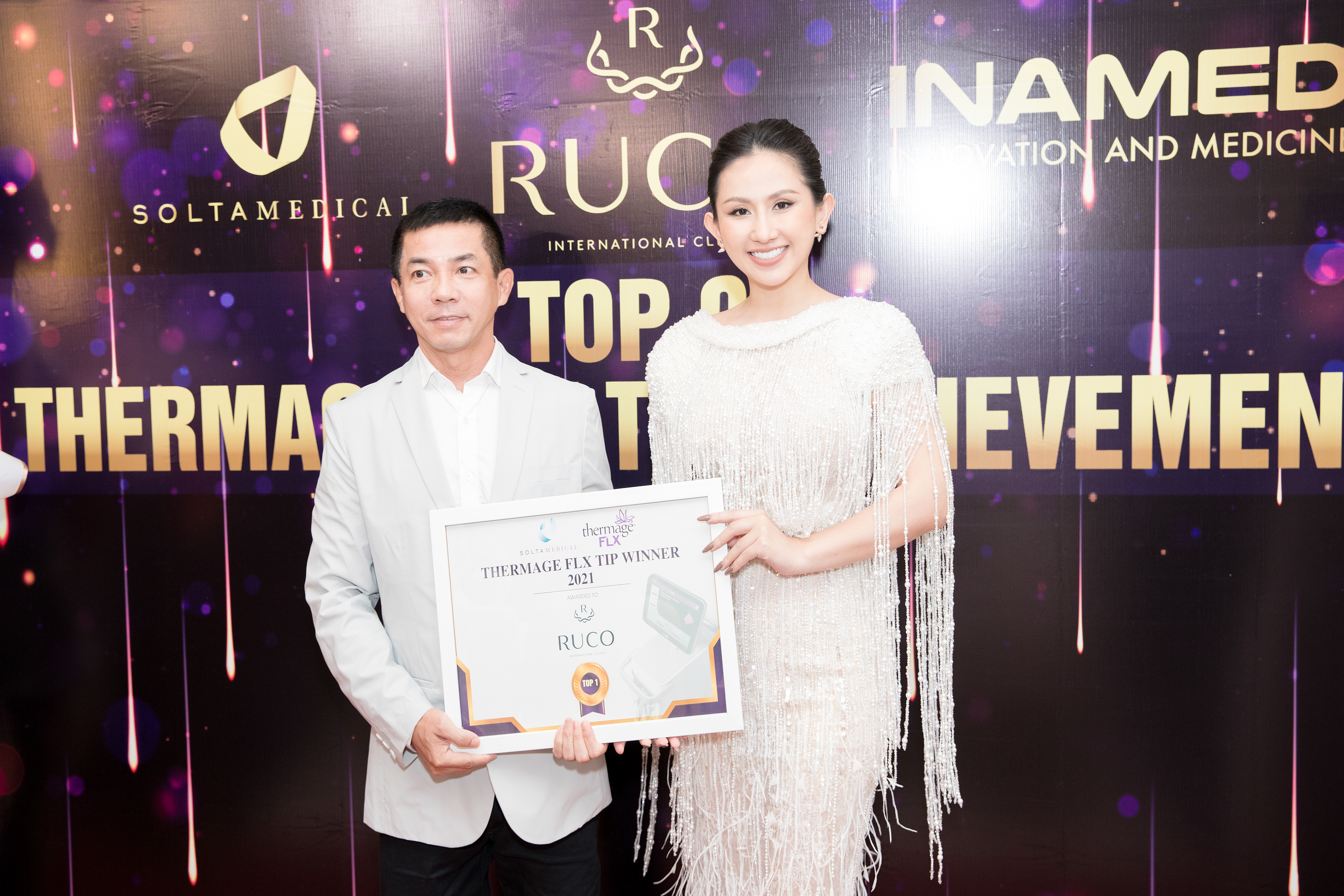 CEO Trâm Nguyễn vinh dự nhận bằng chứng nhận đơn vị tiêu thụ đầu Tip Thermage Top 1 tại Việt Nam, được trao tặng bởi Solta Medical Thermage.