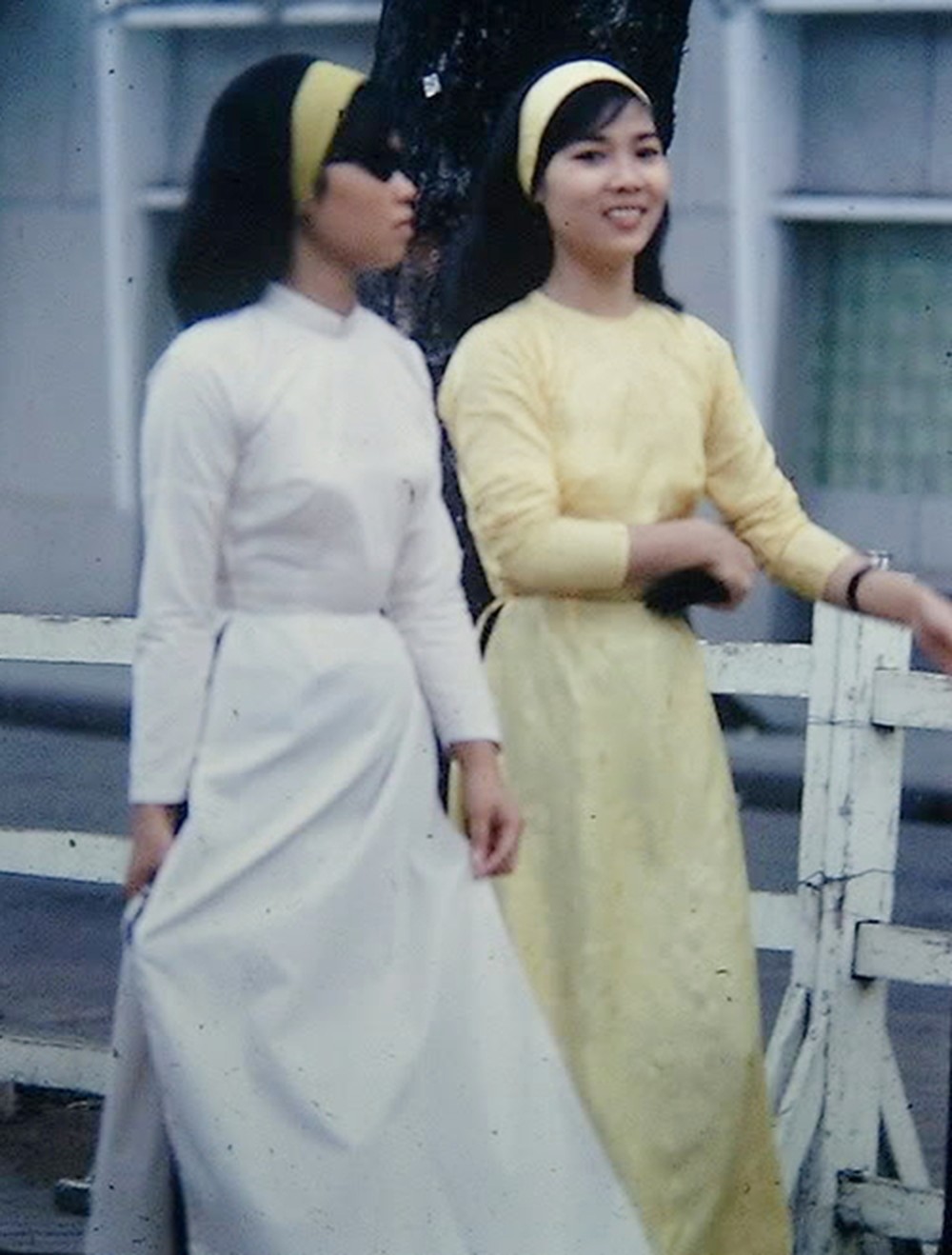 Cách phối áo dài truyền thống với băng đô đồng màu vẫn được nhiều cô gái Việt Nam thời hiện đại ưa chuộng.