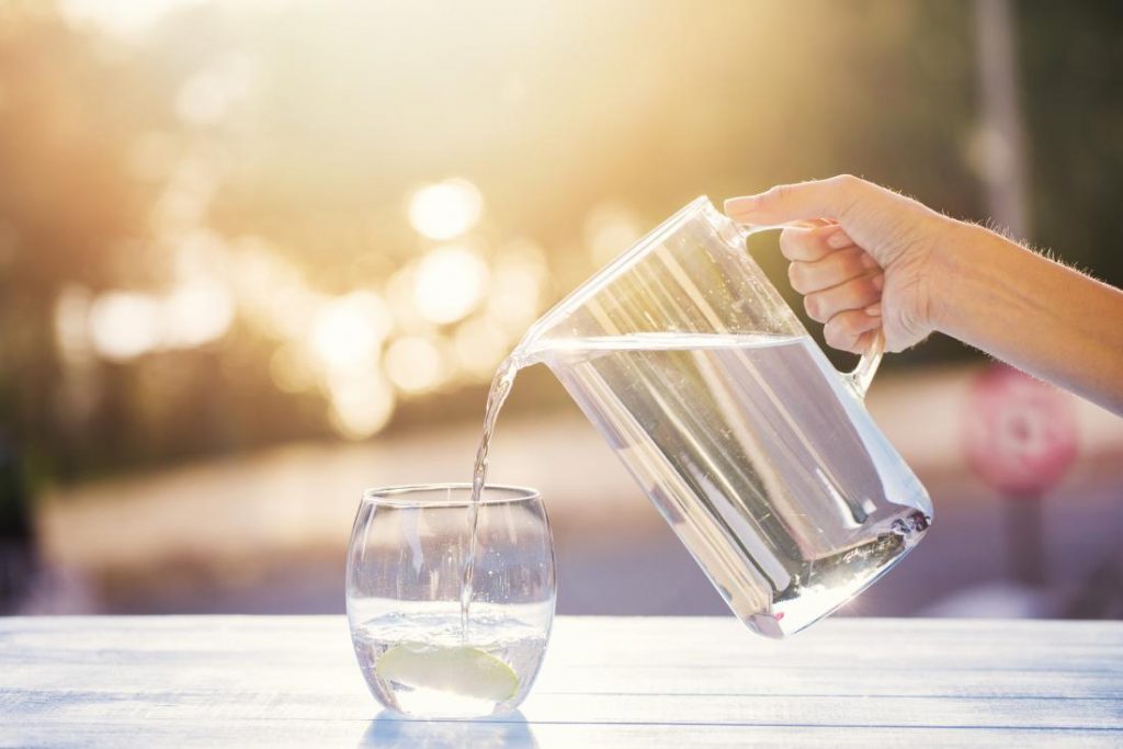 uống đủ nước chăm sóc da mùa nắng